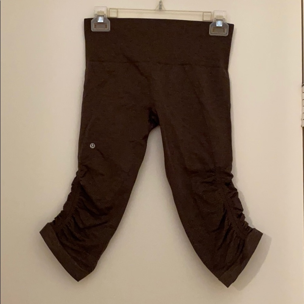 Lululemon Size 6 Yoga Capri Pants